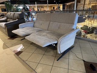 3-zits bank, wit stof, elektrisch verstelbare relaxfunctie, zwarte pot